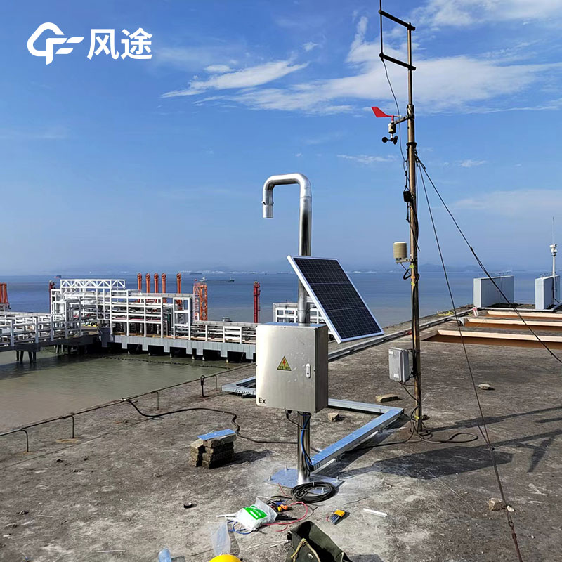 Lightning monitoring and early warning system for oil storage tank provides lightning protection early warning for hazardous chemical enterprises